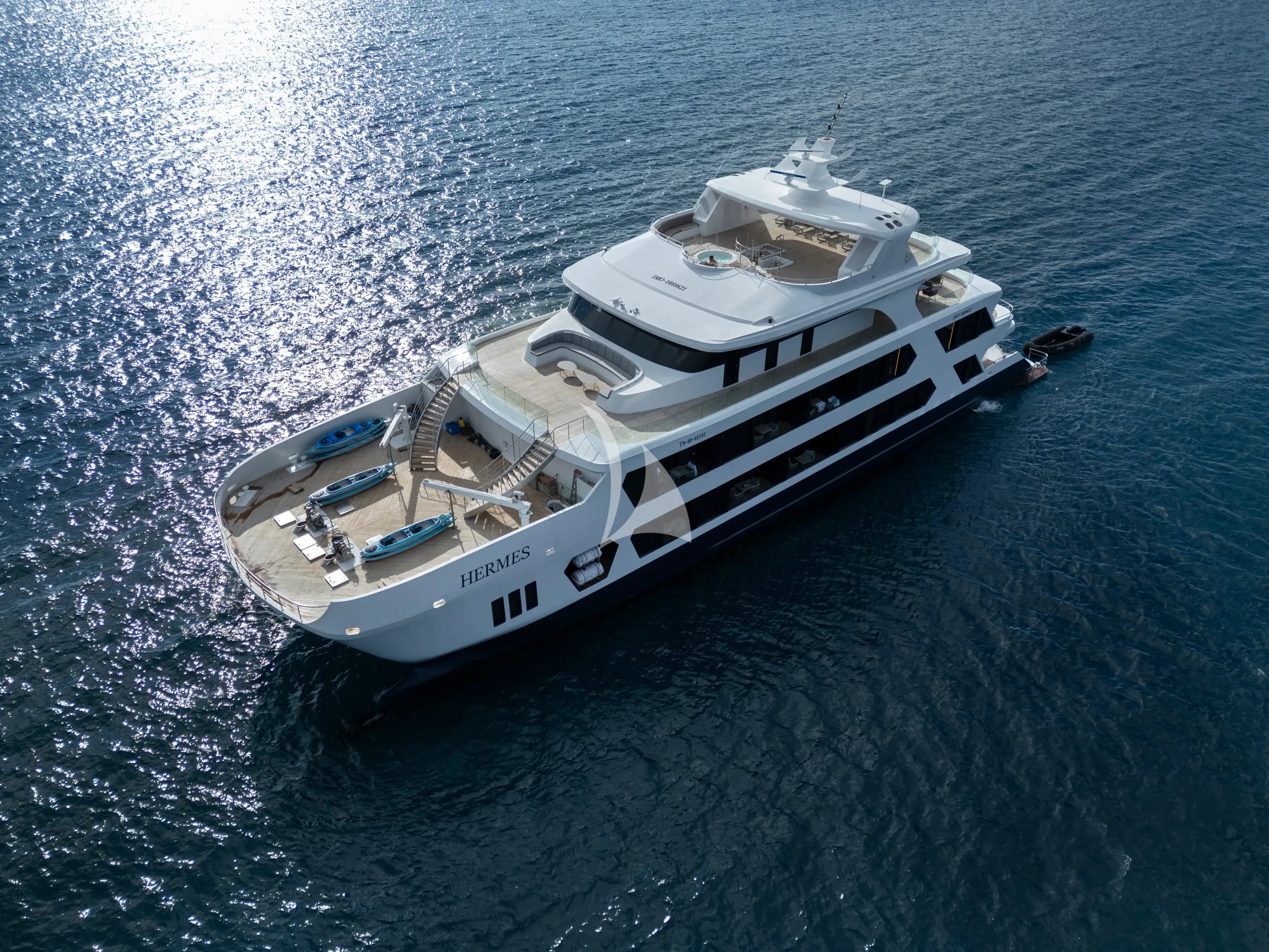 Hermes at anchor front quarter