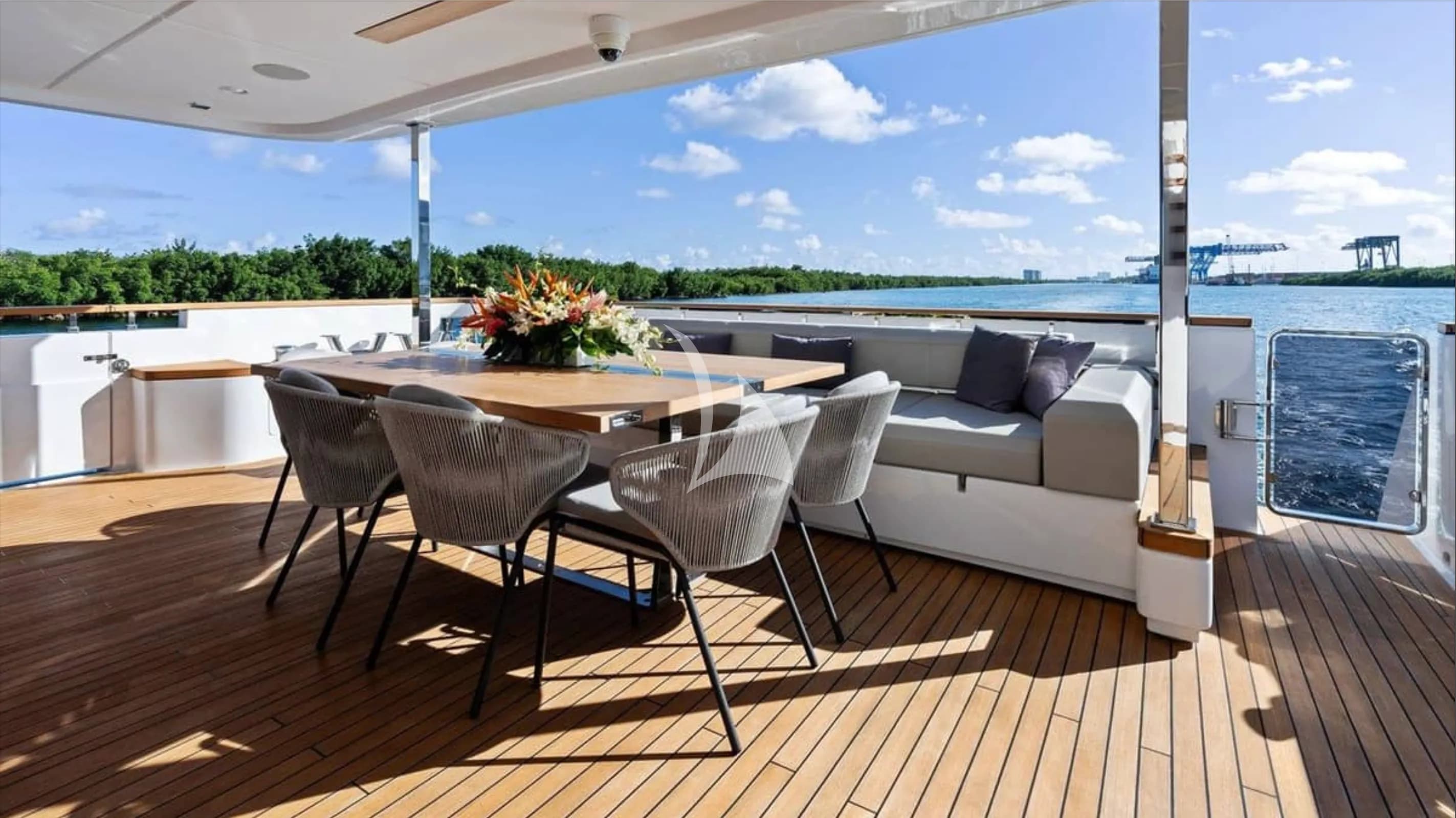 AFT DECK SEATING